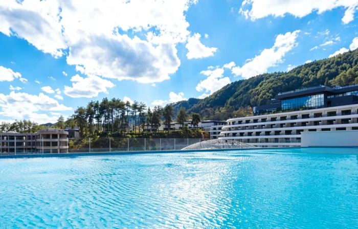 Wyndham Grand Plaza  Royale Hot Springs Resort (Near the Viral Bridge of Fenghuang Ancient Town)