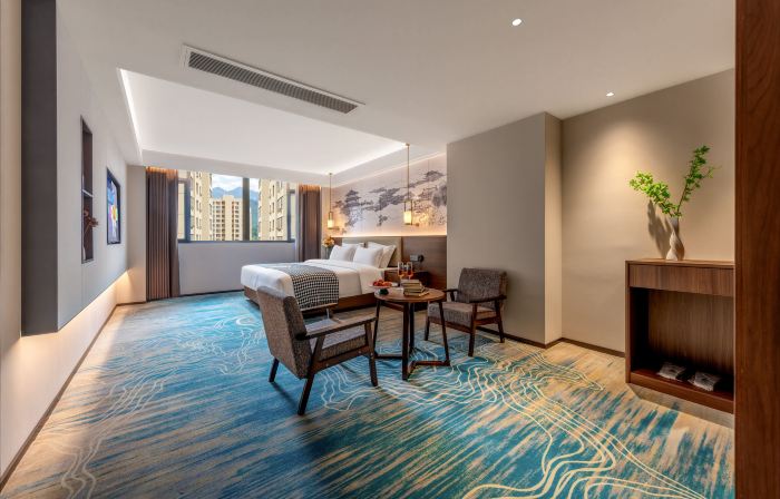 Tongren Yanhe Jinding Hotel (Yanhe County Government Square Branch)