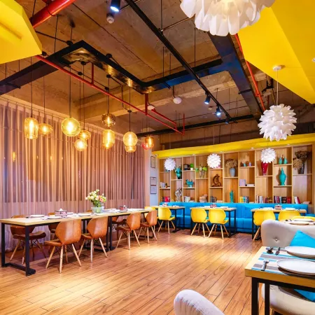 Mengjing Rainbow Hotel (Kunming Station Huancheng South Road Subway Station)