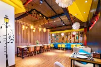 Mengjing Rainbow Hotel (Kunming Station Huancheng South Road Subway Station) - Romantic