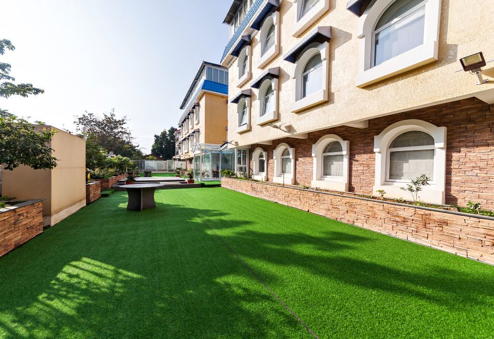 애스턴 호텔의 현대적인 외관 또는 로비 모습