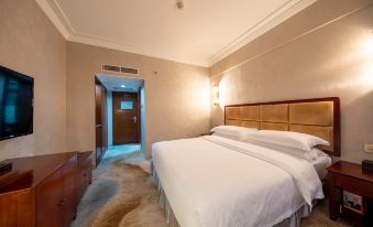 There is a large bed in the middle room with an attached bathroom on one side, as well as another bedroom at Golden Eagle Hotel (Yuexiu Park Xiaobei Subway Station)