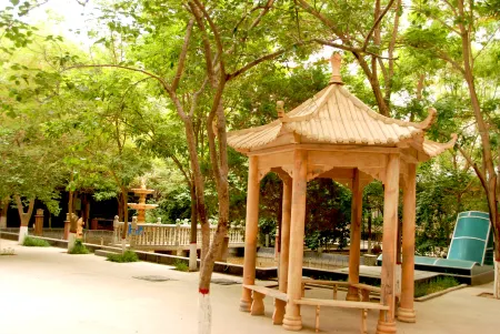 Dunhuang International Hotel Отели рядом с достопримечательностью «Mingsha Mountain And Crescent Spring»