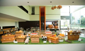 A room is furnished with tables and chairs, and there is food placed either in front of or behind the tables at Paco  Hotel (Jiangmen Xinhui Times)