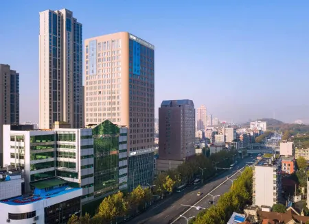 Fengkaizhou International Hotel (Wuhan Yellow Crane Tower and Zhongnan Metro Station) Отели рядом со станцией Wuchang Railway Station
