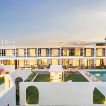 Hengdian Manduo Huaqi Meishu (Hengdian World Studios Pedestrian Street Store)