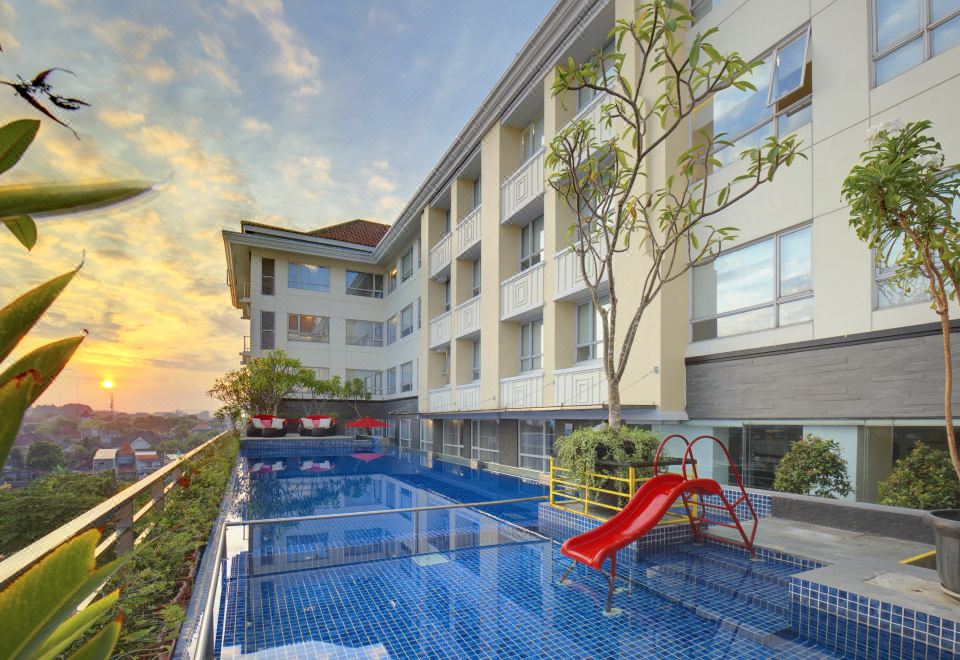 그랜드 주리 말리오보로의 외관 야경