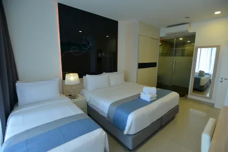 Foggy 8pax AirySuite @ Ion D'