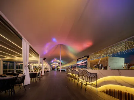 Wyndham Grand Zhaoqing Downtown Отели рядом с достопримечательностью «Qixingyan Archway Square»