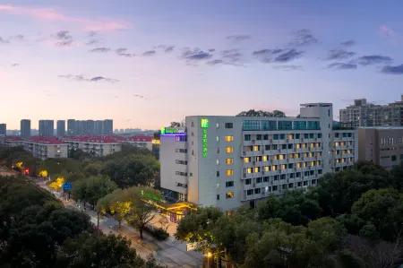 Holiday Inn Express Shanghai Gumei by IHG Отели рядом с достопримечательностью «Nanfang Xiuxian Guangchang Taiwan Fengqing Street»