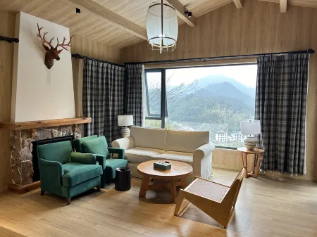 Kaihua Ruibo Resort Hotel Отели рядом с достопримечательностью «China’s Kingdom of Root Carving»