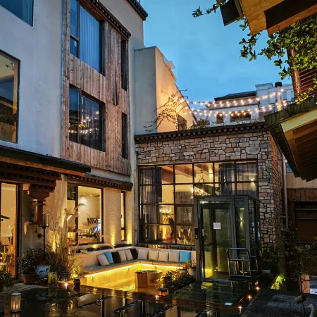 Charmyard Inn