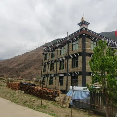 Yangda Homestay (Daocheng Visitor Center)