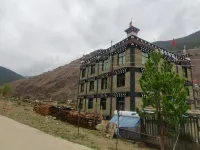 Yangda Homestay (Daocheng Visitor Center) Các khách sạn gần Langjiling Temple of Gongga