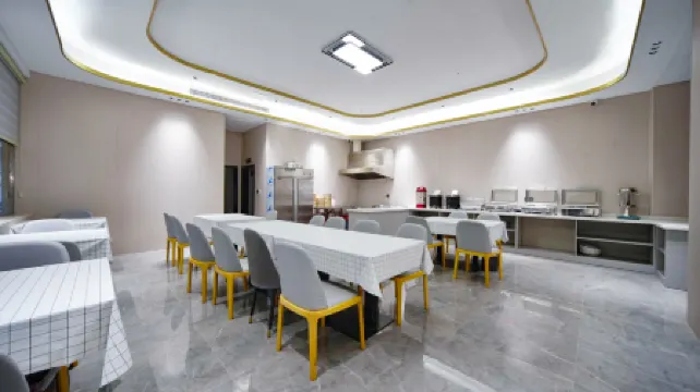 Blue Phoenix Hotel (Wanzai Zhuzhou Xiangtan Store)