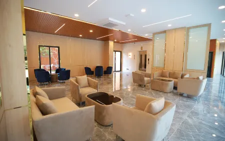 B2 Bang Saen Premier Hotel Отели рядом с достопримечательностью «Храм Ада и Рая»