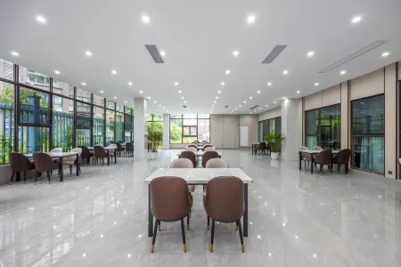 Vienna Hotel (Neijiang Zizhong Branch) Отели в г. Цзычжон