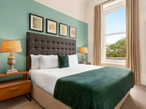 Trenython Manor Hotels in Par