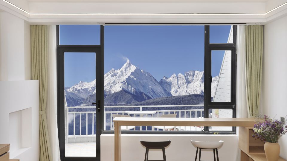 Pearl Laka Snow Mountain Landscape Hotel