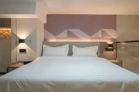 Xingyue International Apartment (Maoming High-Speed Railway Station Aegean Shopping Park) - Rooftop Pools