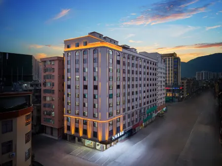 Nanjia Hotel (Guiping Bus Station Xinggui Road) Отели рядом с достопримечательностью «Xishan Mountain»
