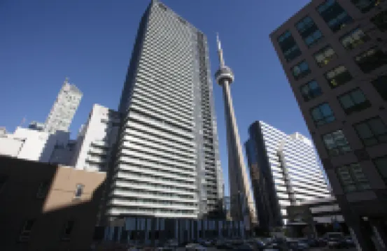 DT2BR2BA CN tower &lake view/ parking king bed