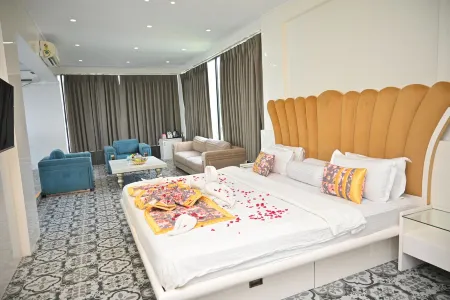 Urvi Banquets & Guest House Отели рядом с достопримечательностью «Сейнт Джон Черч»