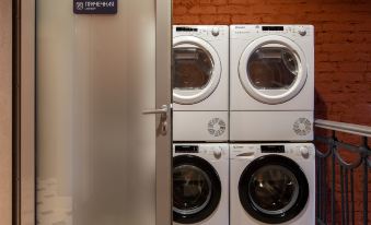 Q-block Capsule Hotel