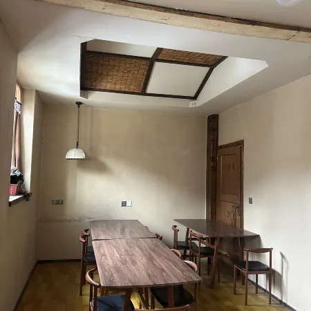 Lazy Boy Hotel（Adin Gate Site）