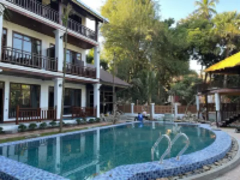 Dream 1985 Hotel Hotels near Wat Wisunalat