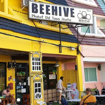 Beehive Phuket Old Town Hostel Отели рядом с достопримечательностью «${{attraction}}»
