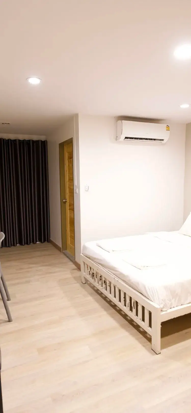 ห้องเตียงใหญ่พร้อมห้องน้ำส่วนตัว