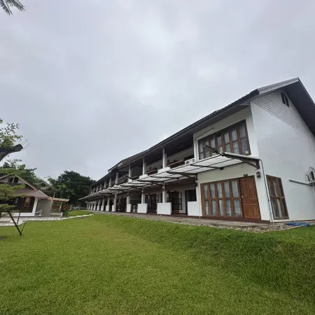 De Hom Hotel Mae Hong Son Отели рядом с достопримечательностью «Храм Чонг Кум»