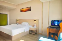 Yaxin E-Sports Hotel (Yulin Jincheng Center)