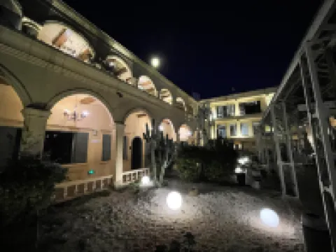 Olive Commune 1911 French Garden Hotel