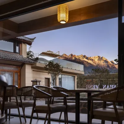 玖九·漫山夢丨雪見山丨日照金山·觀景民宿(白沙古鎮店) 麗江雪山獵鷹谷景區附近的飯店