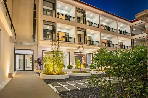 Zangjingge Oxygen-Supplied Homestay (Shangri-La Ganden Sumtseling Monastery) - parking