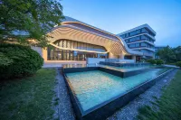 Rizhao Guoheng Blue Whale Hotel Hotels in Shanhaitian Beach/Taigong Island Oyster Park