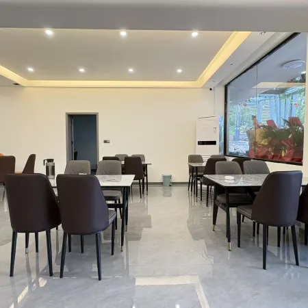 Yinghu Shiguang Homestay (Yinghu Scenic Area South Gate Parking Lot)