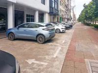 Lavande Hotel (Qionghai High-speed Railway Station) - parking