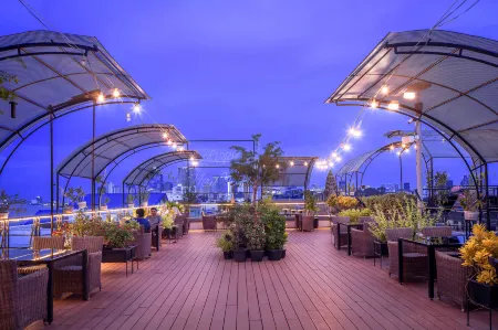 Ohana Phnom Penh Palace Hotel Отели рядом с достопримечательностью «Уот Ауналом Монастери»