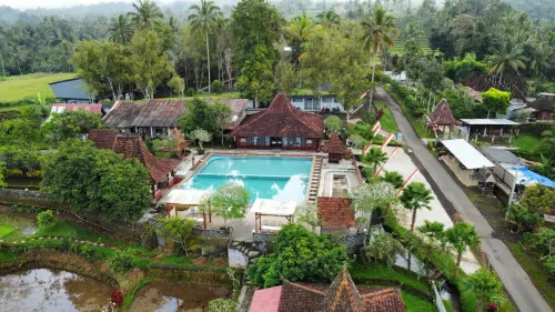 Kampoeng Joglo Ijen Hotels in Licin
