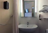 B&B โรงแรมดีจองเลสพอร์ตดูซุด (อัคติ-ซุด) - ที่มีที่จอดรถ
