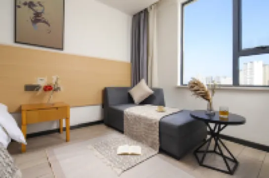 Mingyue Lake Hotel (Guangxi University Zoo Subway Station)