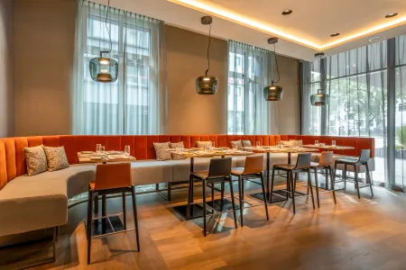 Courtyard by Marriott Cologne Отели рядом с достопримечательностью «Kranhauser im Rheinauhafen»
