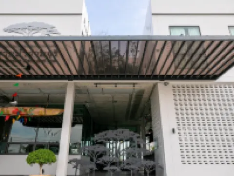 Chainam-Charmchuree Residences Cafe and Spa Hotels in Bang Bua Thong