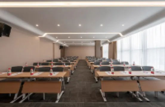 World Hotel (Kaifeng Lankao Chezhan Road Hualiancheng Shopping Plaza)