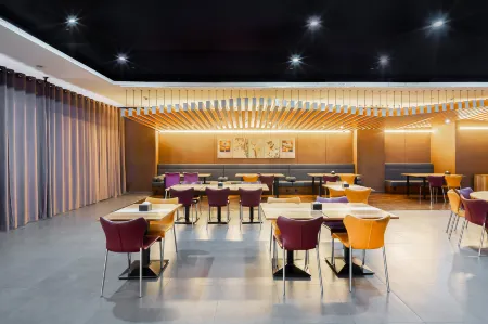 Tianjin Youyuan Hotel (Meijiang Convention and Exhibition Center Jiefang South Road Subway Station) Отели рядом с достопримечательностью «West Campus of Tianjin University of Technology and Education»