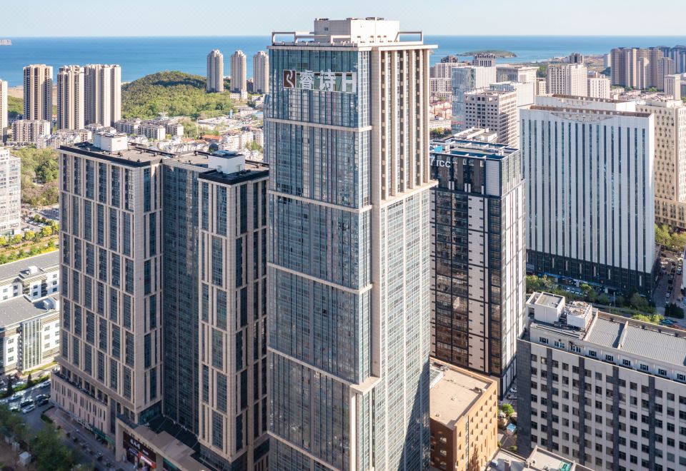 다롄 루이스 호텔의 깔끔하고 정돈된 레스토랑 모습