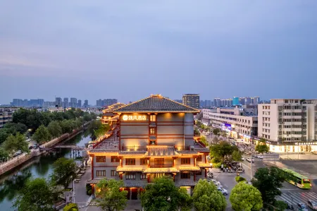 Weifeng Hotel (Xuchang Caowei Ancient City Fat Donglai Times Square Branch) Отели рядом с достопримечательностью «Qingyihe Thousand Acres Garden»
